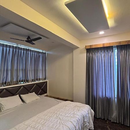 Готель Royal Pure Veg Restaurant And Lodging Ambegaon Екстер'єр фото