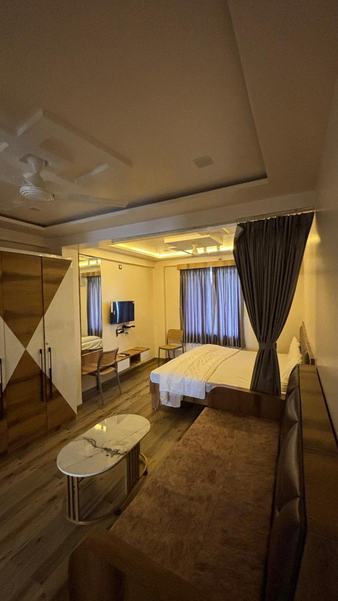 Готель Royal Pure Veg Restaurant And Lodging Ambegaon Екстер'єр фото