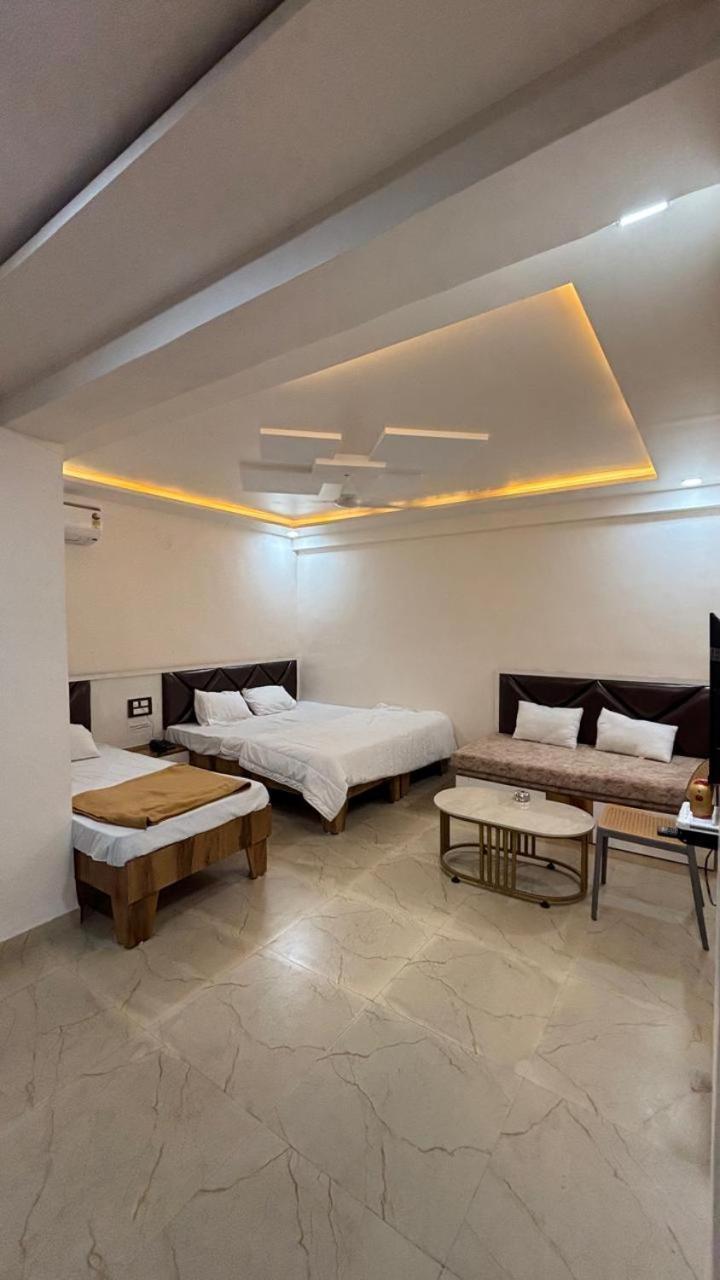 Готель Royal Pure Veg Restaurant And Lodging Ambegaon Екстер'єр фото