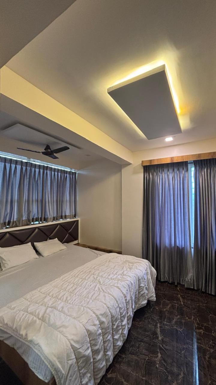 Готель Royal Pure Veg Restaurant And Lodging Ambegaon Екстер'єр фото