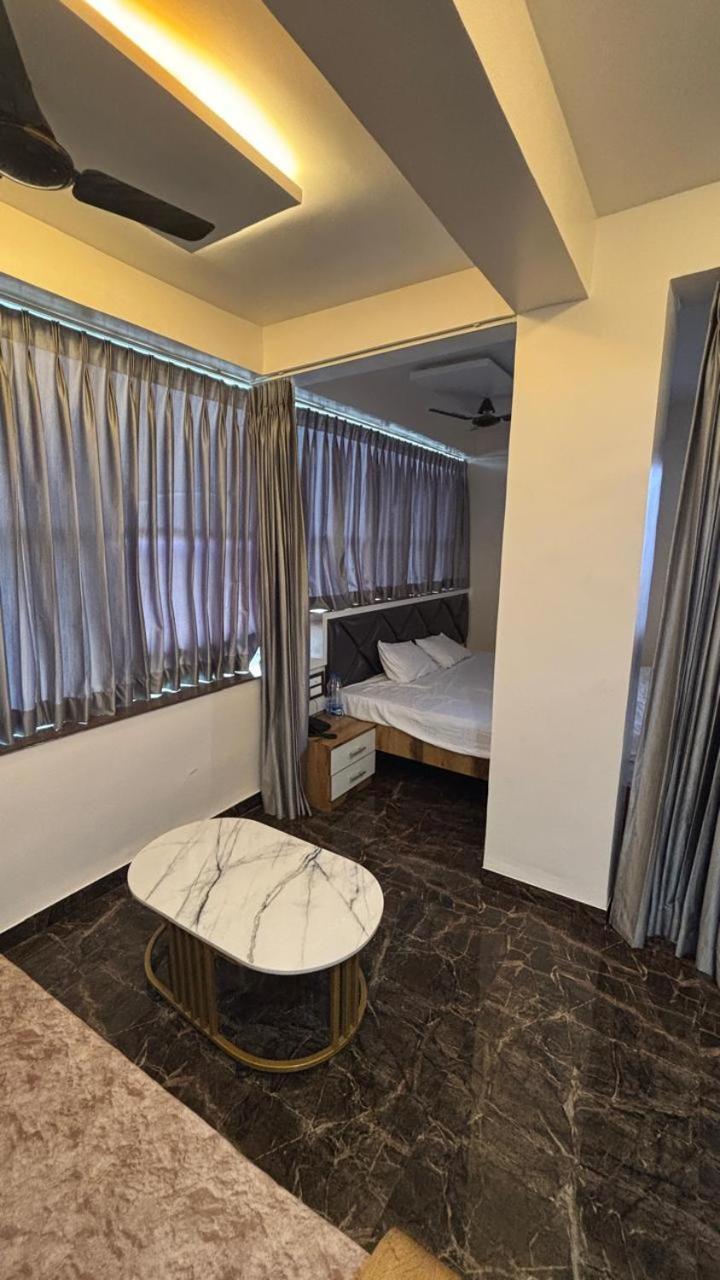 Готель Royal Pure Veg Restaurant And Lodging Ambegaon Екстер'єр фото